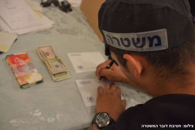 חוקרי המשטרה בפשיטה על בתי החשודים, הבוקר // צילום: חטיבות דוברות המשטרה